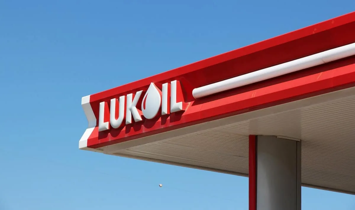 Lukoil renunță la participațiile internaționale. Impactul sancțiunilor americane asupra afacerilor companiei