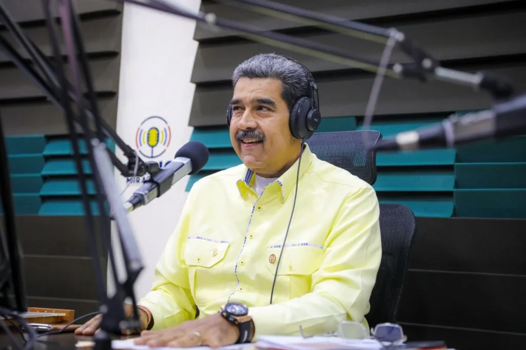 Nicolas Maduro denunță comploturi ale CIA împotriva Venezuelei, escaladând tensiunile cu Statele Unite.
