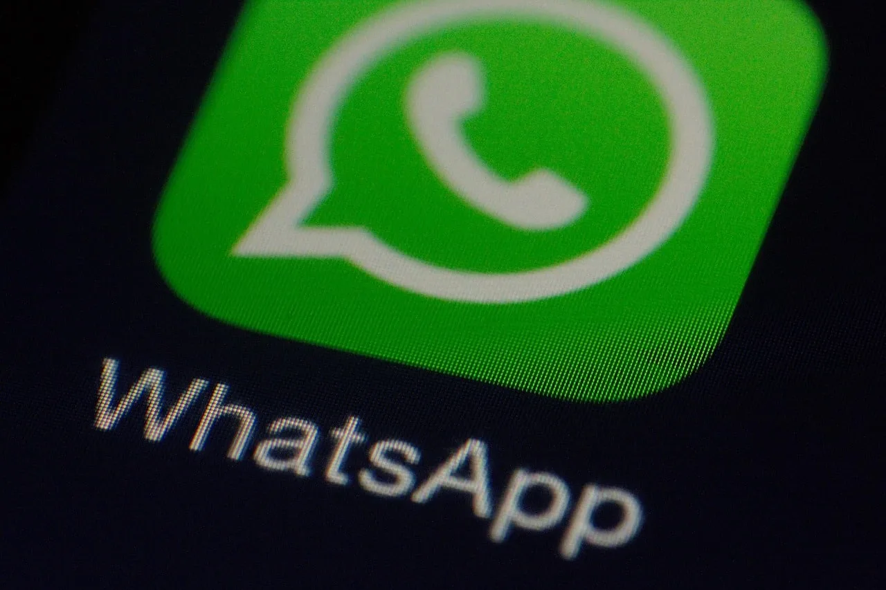 O nouă fraudă pe WhatsApp afectează românii, care îi pierd pe cei dragi sume semnificative.
