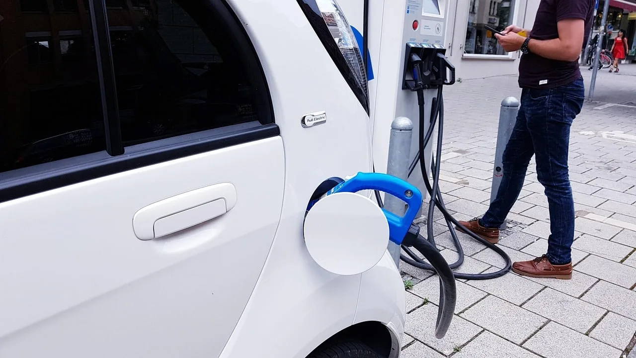 Impactul lui Trump se face simțit și în industria auto: Vânzările de vehicule electrice au avut o cădere abruptă.