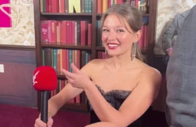 Mia McKenna-Bruce a filmat cu piciorul rupt la Seven Dials