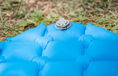 Saltele autogonflabile camping 2026: Topul celor mai bune 10 modele