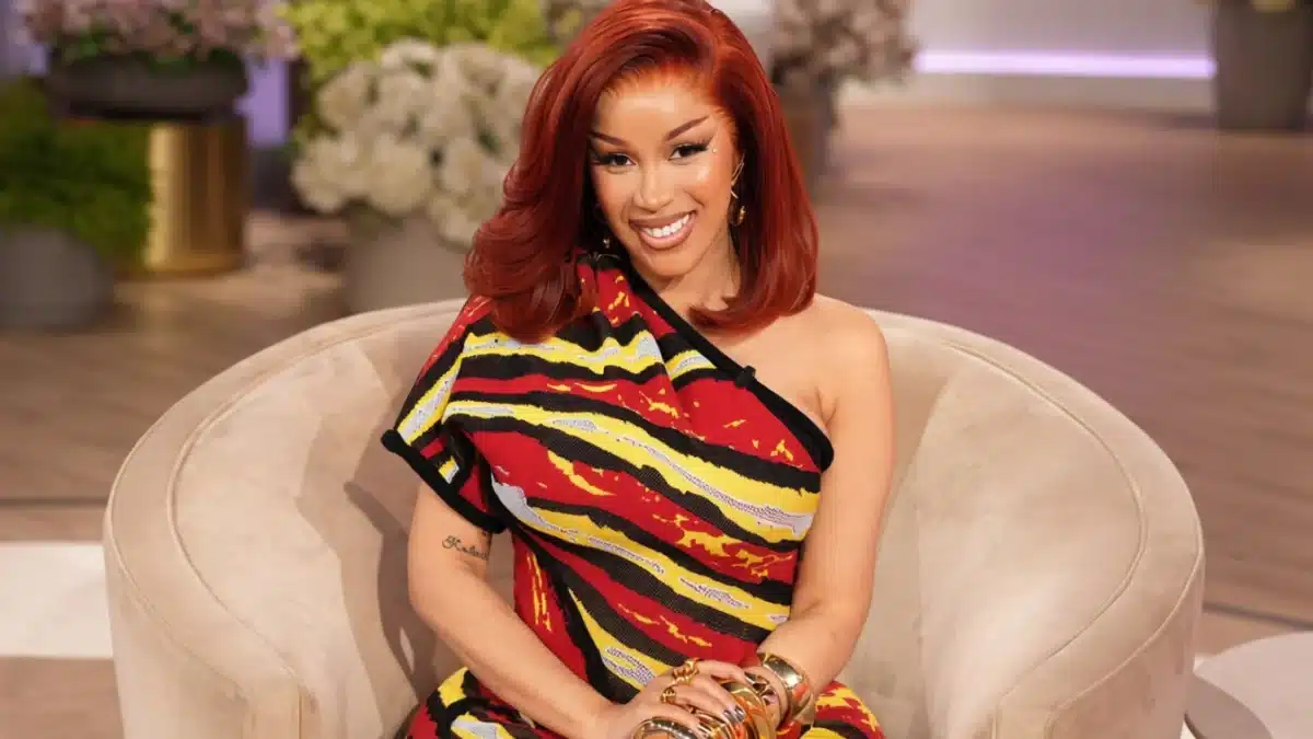 Cardi B părul magenta