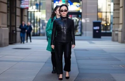 Demi Lovato în ținută burgundy din piele și satin la New York