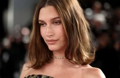 Hailey Bieber schimbă manichiura glazed donut pentru roșu