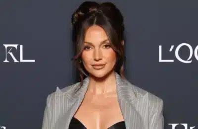 Michelle Keegan readuce stilul anilor 90 cu ținută ca Carolyn Bessette