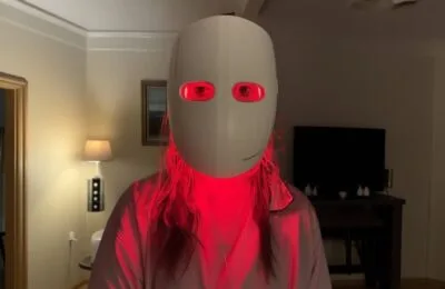Masca LED TheraFace promovată de Kendall Jenner, testată o lună