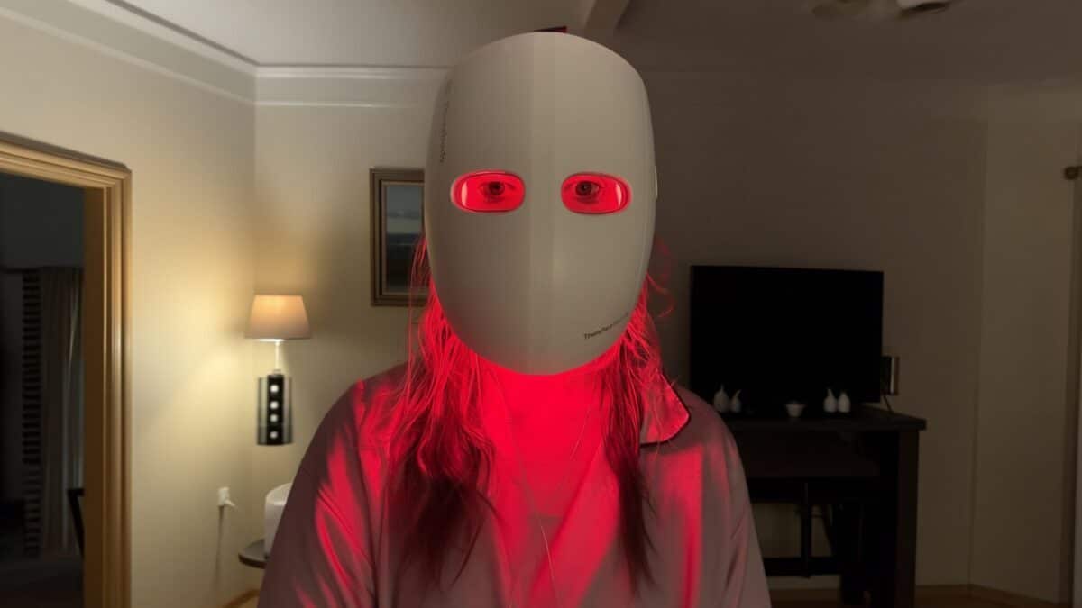 Masca LED TheraFace promovată de Kendall Jenner, testată o lună