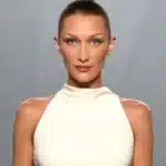 Bella Hadid reface coafura iconică a Pamelei Anderson din anii 90