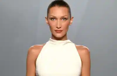 Bella Hadid reface coafura iconică a Pamelei Anderson din anii 90