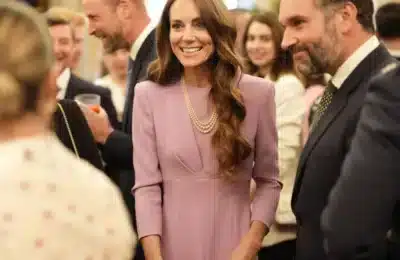 Kate Middleton poartă bijuteriile Reginei Elisabeta la 100 de ani