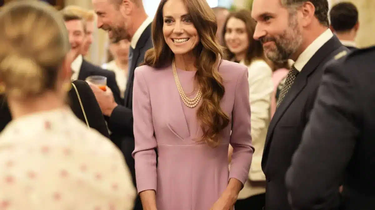 Kate Middleton bijuterii Regina Elisabeta