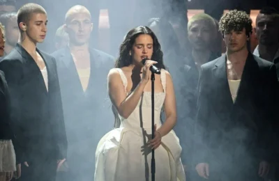 Artista care canta in 13 limbi primeste recunoasterea suprema. Anuntul care a uimit lumea muzicii