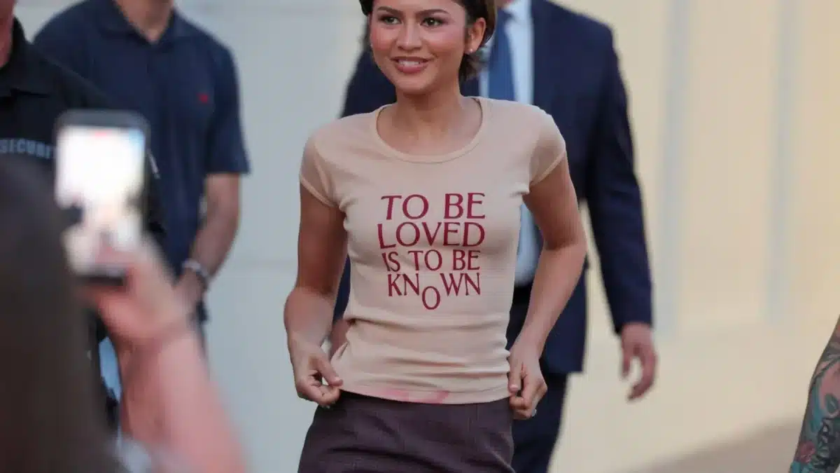 Zendaya tricou mesaj