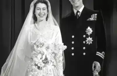 Palatul Buckingham expune 300 de piese din garderoba Reginei Elisabeta