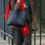 Zoë Kravitz demonstrează cum să te îmbraci elegant în vremea capricioasă de primăvară