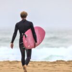 Surfer blocat ore întregi înconjurat de sute de rechini