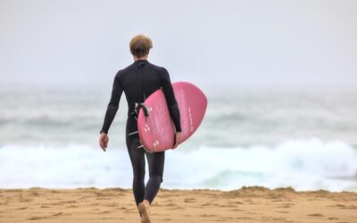 Surfer blocat ore întregi înconjurat de sute de rechini