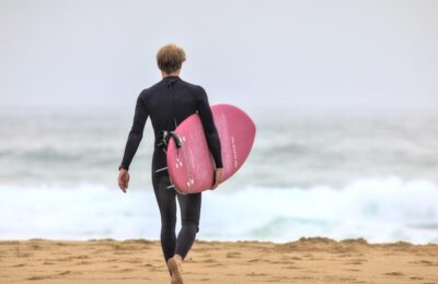 Surfer blocat ore întregi înconjurat de sute de rechini