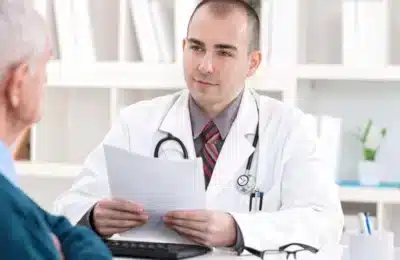 Tremur mâini simptom Parkinson: când să mergi la medic