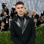Fiul lui David Beckham a uimit pe covorul rosu. Tinuta de la 23 de ani a avut un detaliu neasteptat