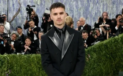 Fiul lui David Beckham a uimit pe covorul rosu. Tinuta de la 23 de ani a avut un detaliu neasteptat