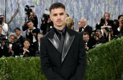 Fiul lui David Beckham a uimit pe covorul rosu. Tinuta de la 23 de ani a avut un detaliu neasteptat