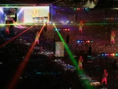Imagini ireale cu 2 milioane de oameni. Ce a facut o singura artista pentru un oras intreg
