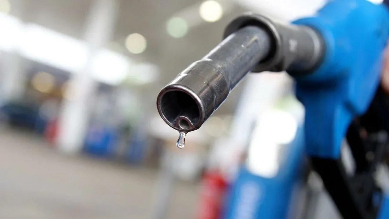 Benzina a sărit de 9 lei. Vestea neașteptată care schimbă totul pentru șoferi