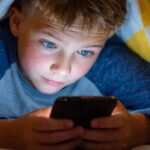 Cărțile tipărite îi ajută pe copiii mici să rămână atenți la poveste, iar 6 minute de lectură pot reduce stresul cu până la 68%