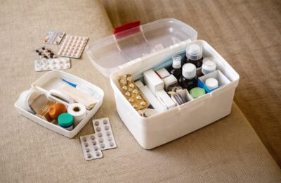 Ce trebuie să conțină trusa medicală de vacanță și de ce e recomandată o rezervă de medicamente pentru 3-7 zile