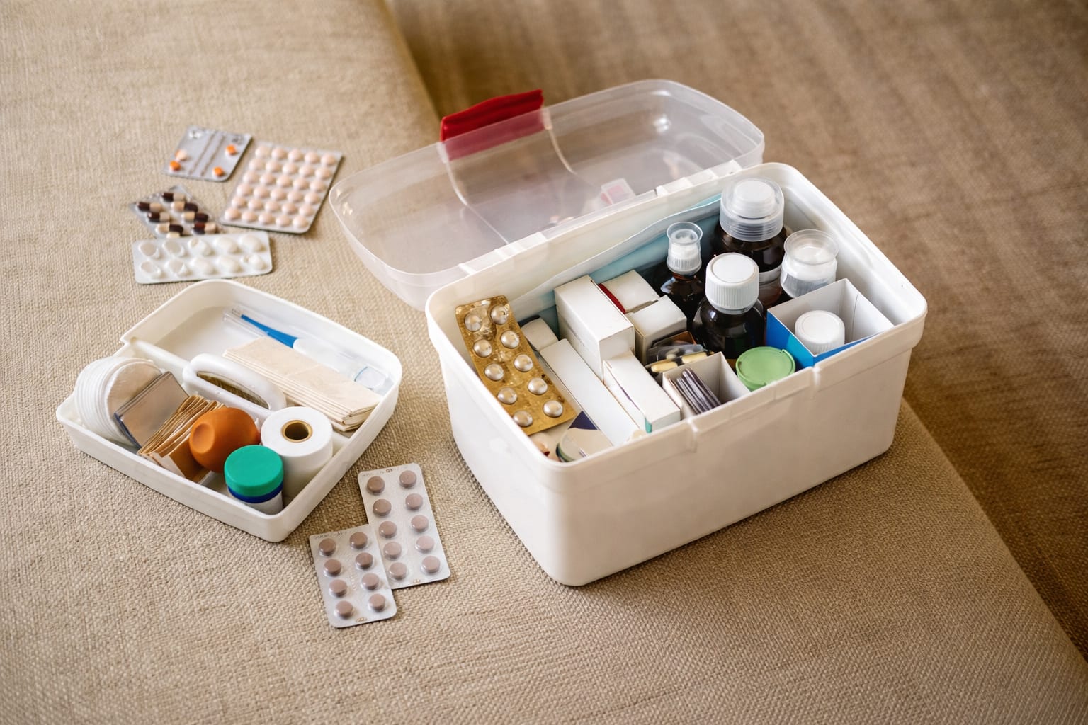 Ce trebuie să conțină trusa medicală de vacanță și de ce e recomandată o rezervă de medicamente pentru 3-7 zile
