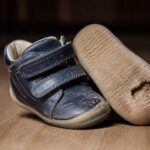 Încălțămintea potrivită pentru copii susține dezvoltarea piciorului și cere un spațiu de 1 centimetru în față