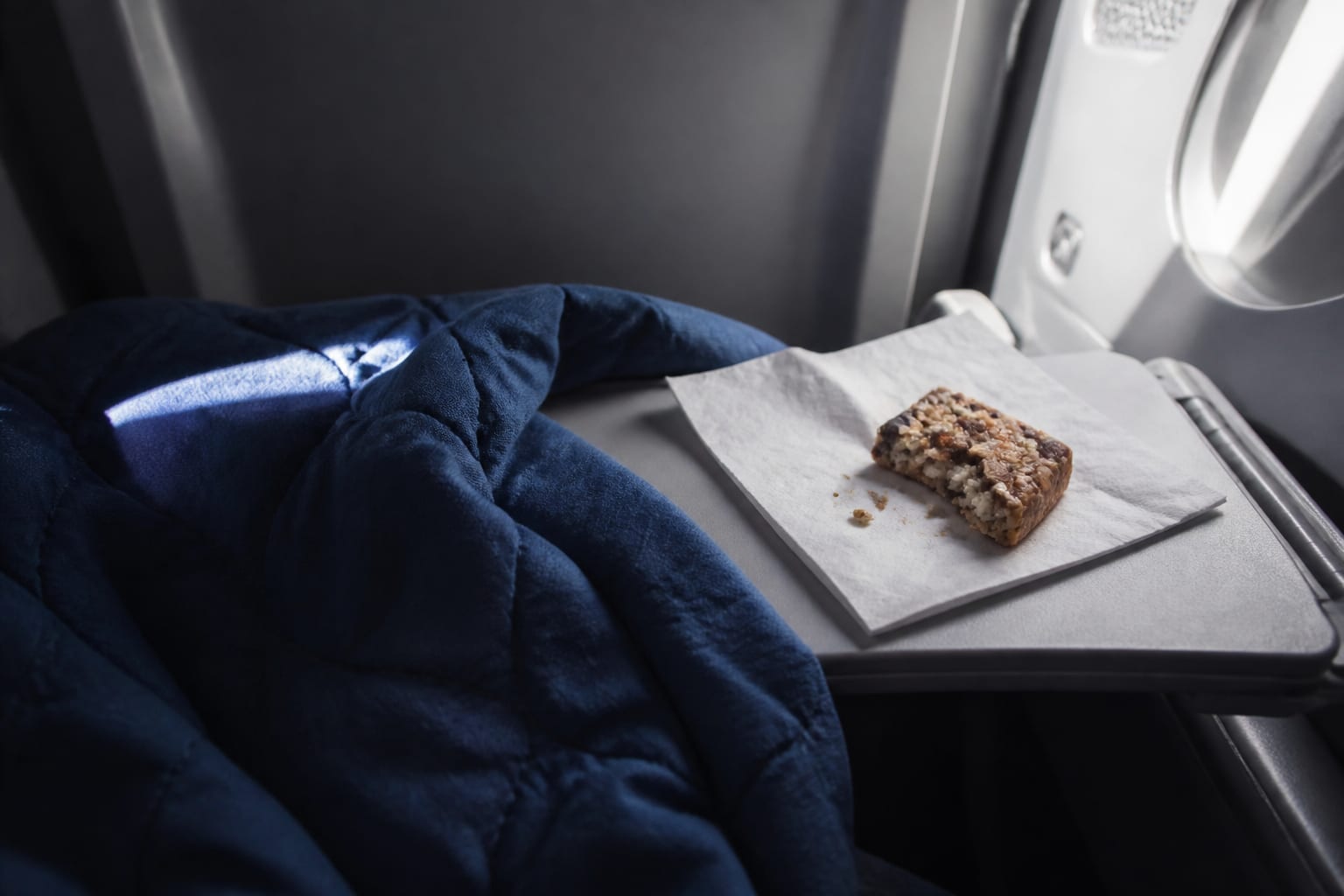Jet lag-ul intestinal poate provoca balonare, constipație și oboseală după zborurile lungi