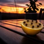 Lămâia cu cuișoare, folosită din nou seara pentru a ține țânțarii la distanță