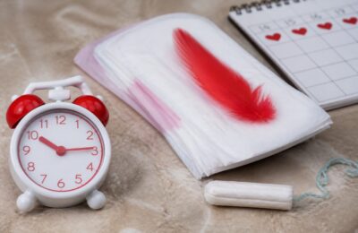 Menstruația neregulată poate indica 7 probleme de sănătate și necesită consult dacă sângerarea trece de 7 zile