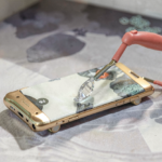 Patru reguli care pot salva telefonul scăpat în apă și greșelile care duc la reparații de mii de lei