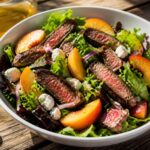 Salata cu vită și piersici se face în mai puțin de o oră și schimbă cina de vară