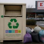 Din 1 ianuarie 2025 hainele vechi trebuie separate de gunoiul menajer