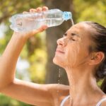 Opt semne ale deshidratării ignorate adesea, de la oboseală la piele uscată