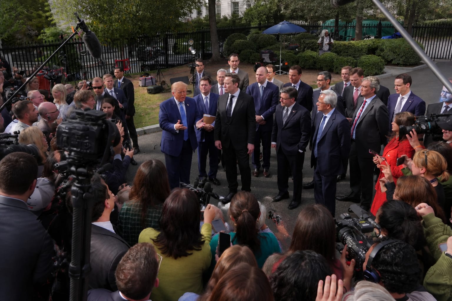 Trump și Elon Musk vorbesc presei la Casa