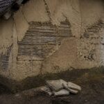 Consolidarea corectă a caselor din pământ și lemn: ce materiale trebuie evitate