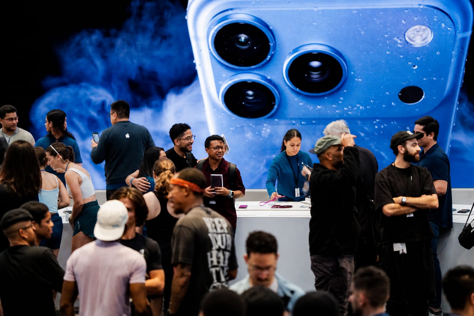Crowd într-un Apple Store
