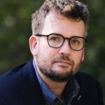 John Green revine la ficțiune după nouă ani cu „Hollywood Ending”, un roman despre celebritatea online
