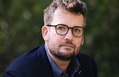 John Green revine la ficțiune după nouă ani cu „Hollywood Ending”, un roman despre celebritatea online