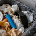 Vape-urile și ceasurile inteligente aruncate duc la pierderea unor minerale disputate la nivel mondial